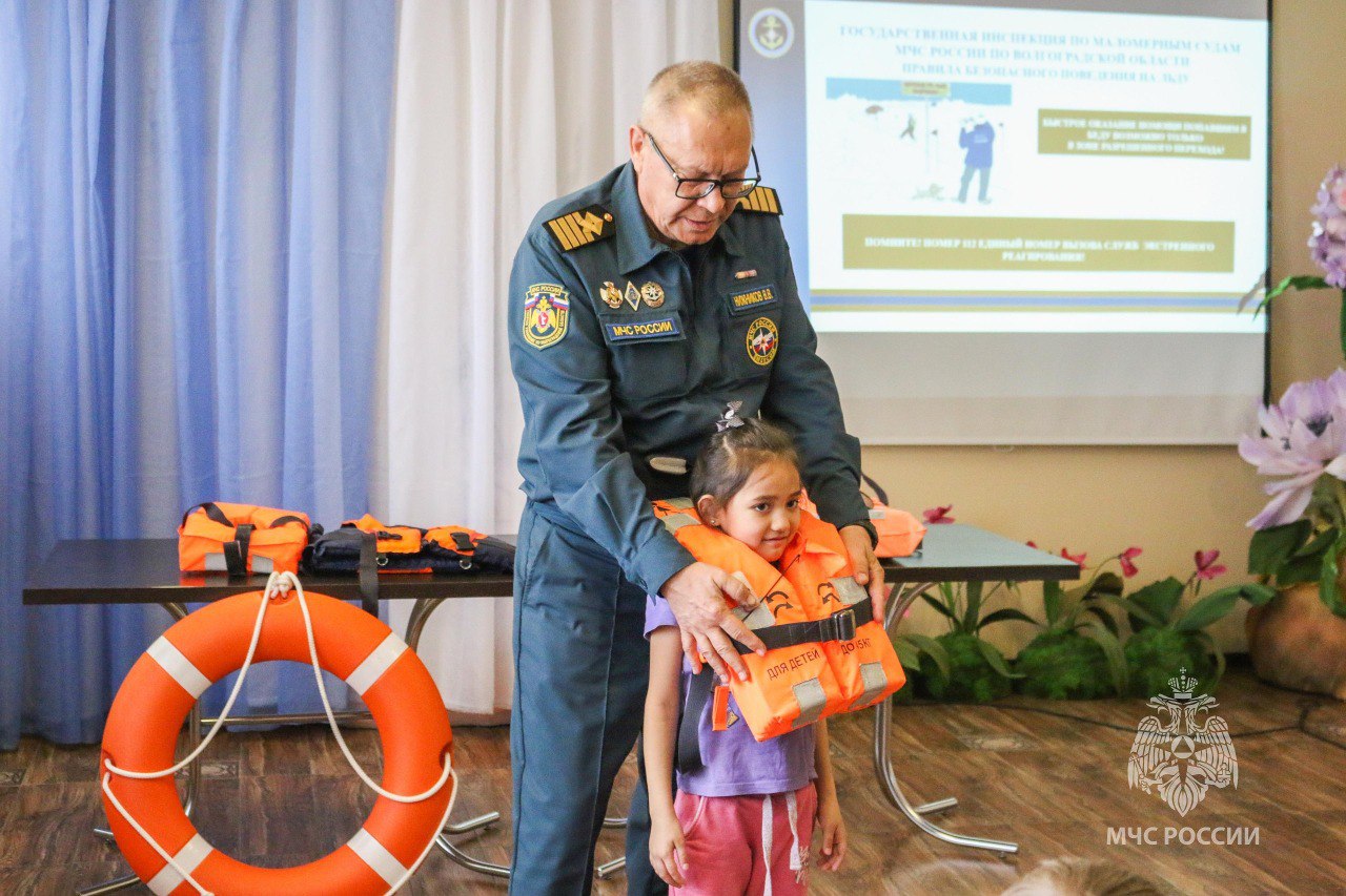 Волгоградские сотрудники МЧС продолжают рассказывать детям о безопасном поведении на воде